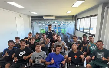 Turma do Projeto Base em aula no clube