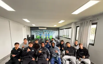 Turma do Projeto Base em aula no clube