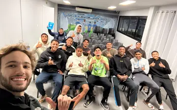 Turma do Projeto Base em aula no clube