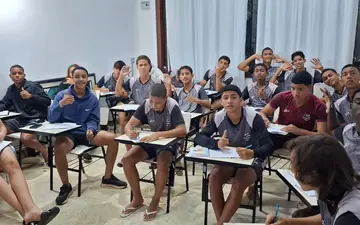 Turma do Projeto Base em aula no clube
