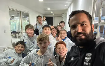 Turma do Projeto Base em aula no clube
