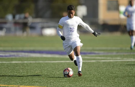 Jean Abreu em jogo pela University of Bridgeport com o uniforme branco