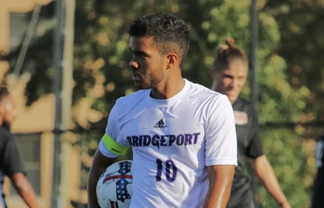 Jean Abreu de camisa 10 e braçadeira de capitão pela University of Bridgeport