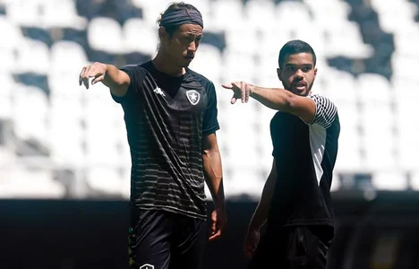 Jean Abreu traduzindo para Keisuke Honda em treino do Botafogo