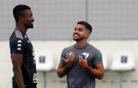 Jean Abreu conversando com Salomon Kalou no CT do Botafogo