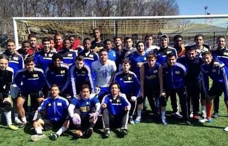 Elenco da Monroe University reunido em campo